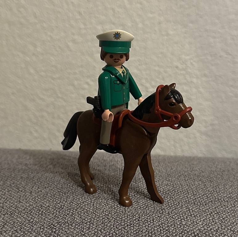 Giocattoli: Playmobil Polizist mit Pferd – Usato da Sarnen venduto da Sejosa15