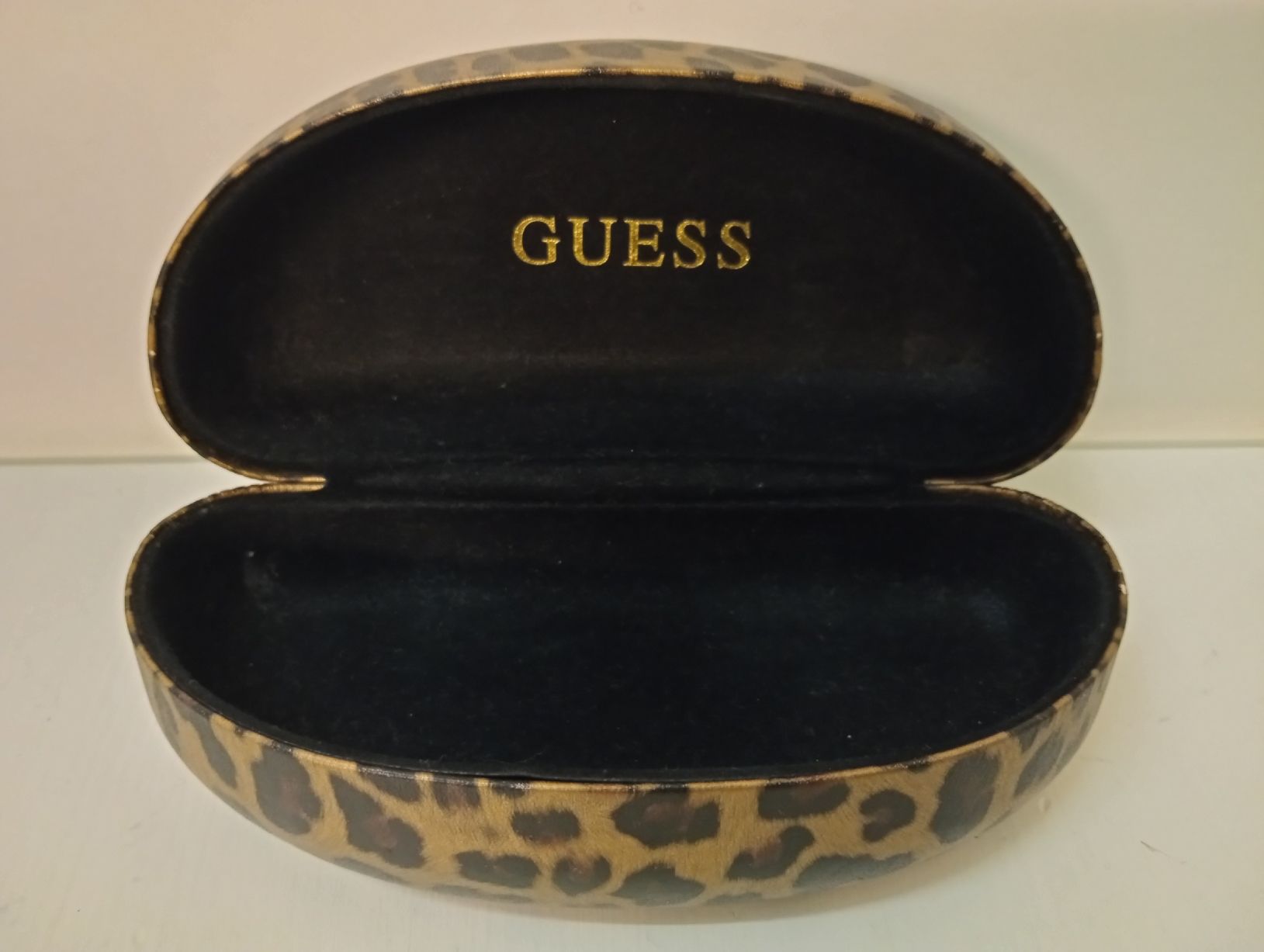 Guess Sonstige Kleidung & Accessoires: Original GUESS Vikky Brillenetui Leopard-Muster Grösse L – Gebraucht aus Allschwil von Evgeniia78 1