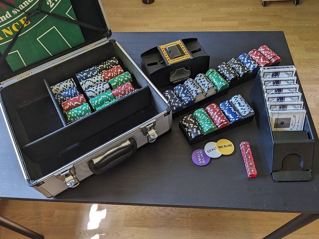 Jeux: Poker Set Deluxe – D'occasion à Niederweningen par TrustedFinds
