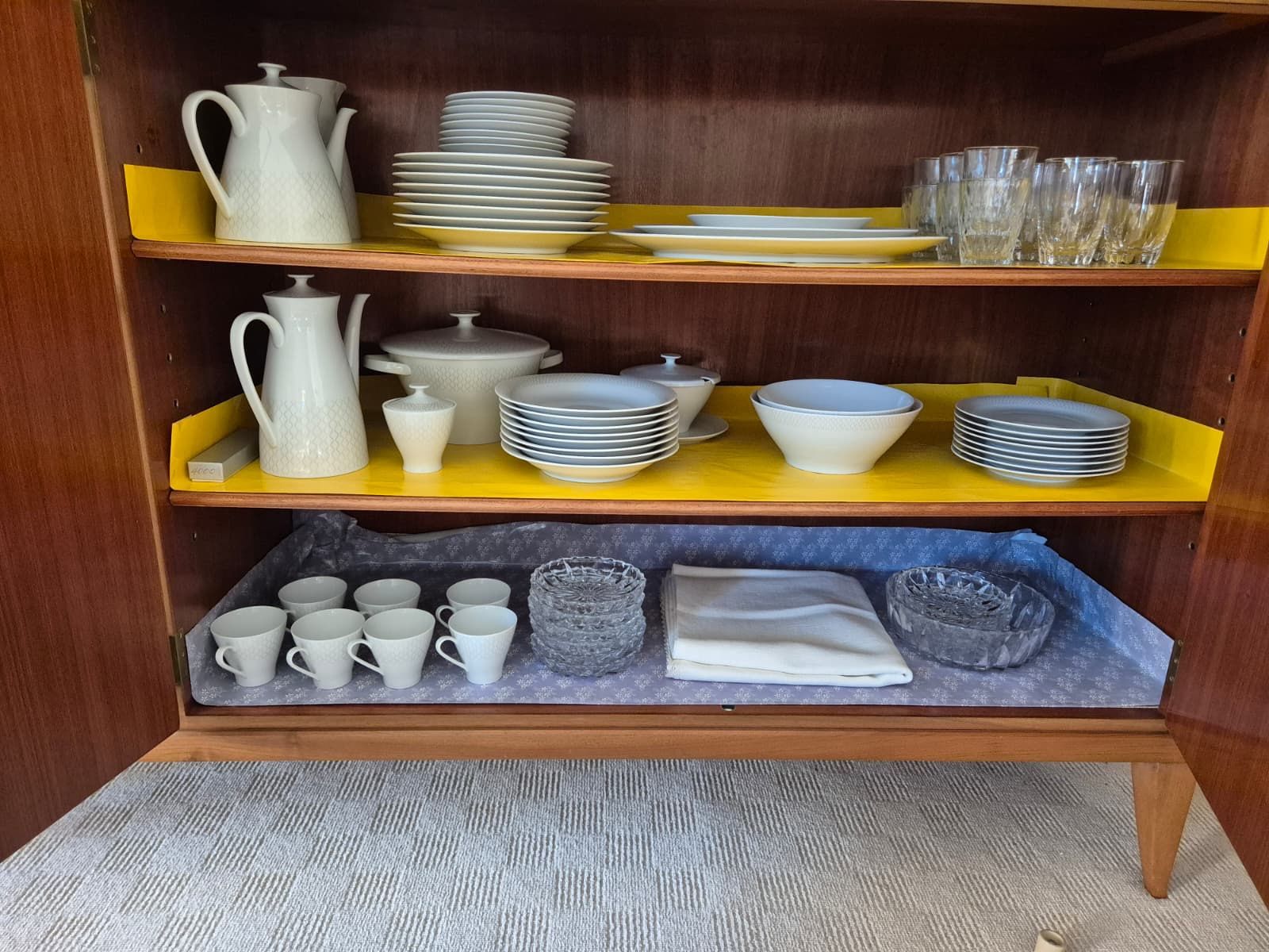 Credenze: Vintage Sideboard/Buffet, Nussbaum – Usato da Winterthur venduto da Sarafina66 8