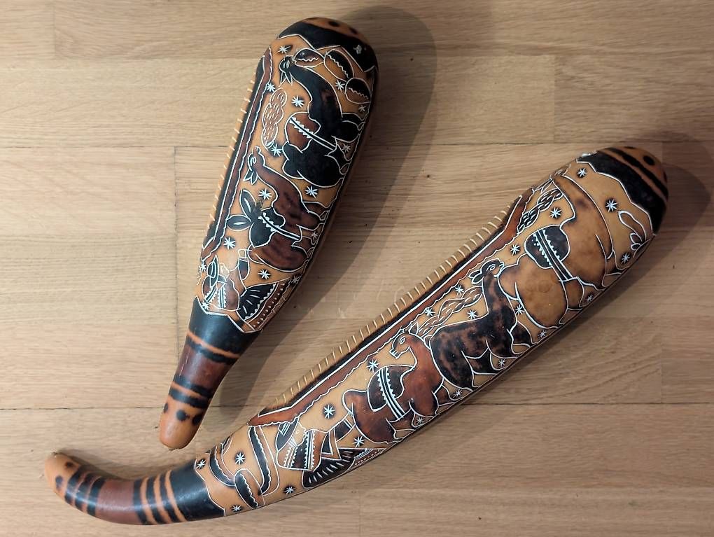 Musikinstrumente: 2 traditionelle Guiros/Kalebassen – Gebraucht aus Luzern von GelberDoppelmeter
