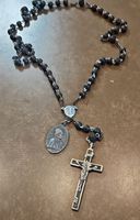 Schwarze Rosenkranz-Kette mit Kreuz und Medaille