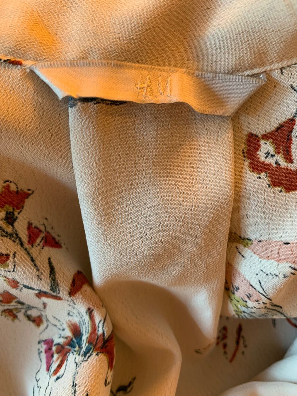 H&M Camicette: Bluse ärmellos mit Blumen- und Vogelprint – Usato da Winterthur venduto da Drachenrose 4