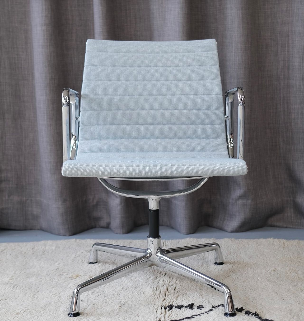 Vitra Sedie: Vitra EA 108 Aluminium chair Eames – Usato da Bern venduto da Zmodern_CON 2