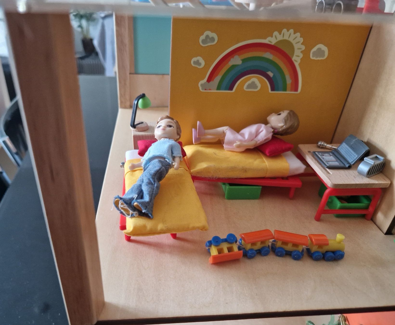 Djeco Case e mobili per bambole: Puppenhaus djeco, möbiliert, mit djeco Biegepuppen – Nuovo (secondo la descrizione) da Zürich venduto da ant_kk8r 8