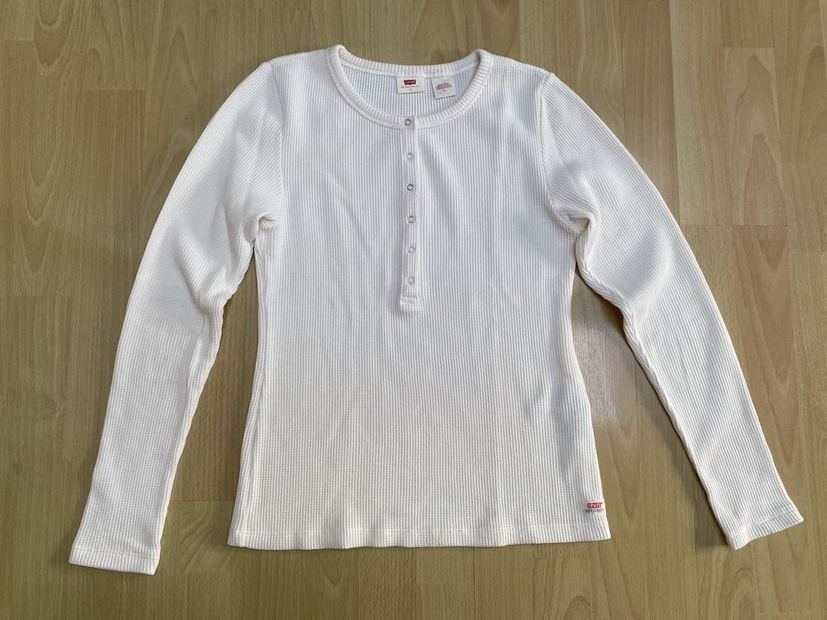 Levi's Pullover & Sweatshirts: Pullover Levi's cremeweiss Gr. M Neu – Neu und originalverpackt aus Buochs von H16