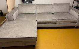 Neuwertiges Samtsofa mit Bettkasten