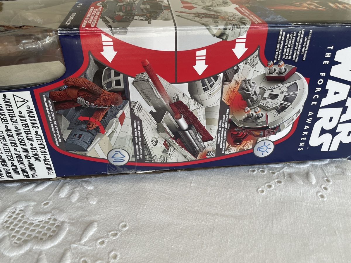 Hasbro Jouets: Star Wars Millennium Falcon  – D'occasion à Buchs par Moni_ka. 5