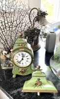 Wanduhr m. Sockel Uhrwerk KIENZLE Germany QUARTZ Holz bemalt