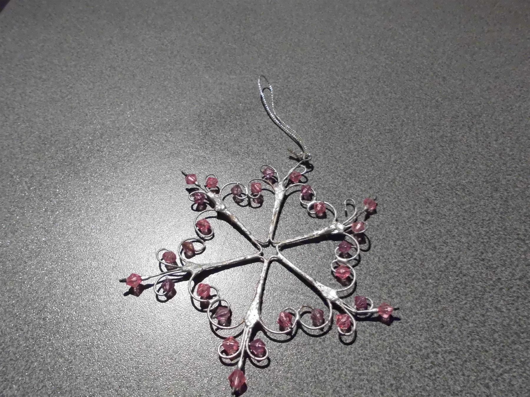 Tutte le decorazioni: Schneeflocke grau/rosa Perlen – Usato da Zürich venduto da Motzkuh