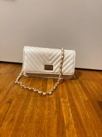 Elegante weisse Handtasche mit goldener Kette, neuwertig.