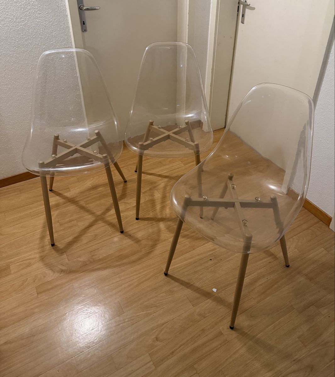 Sedie: 3 Clear Ghost Chairs w/ Light brown Legs - Great Condition! – Usato da Grüt (Gossau ZH) venduto da jon_xr2t 1