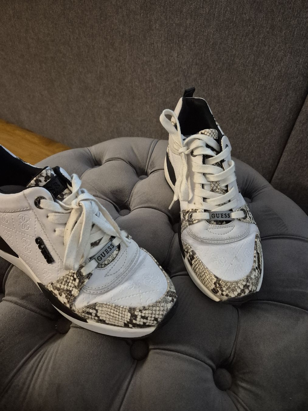 Guess Scarpe da donna: Schicke Guess  weiss-pythonlook Grösse 39 top Zustand – Usato da Zofingen venduto da kar_9jfg 2