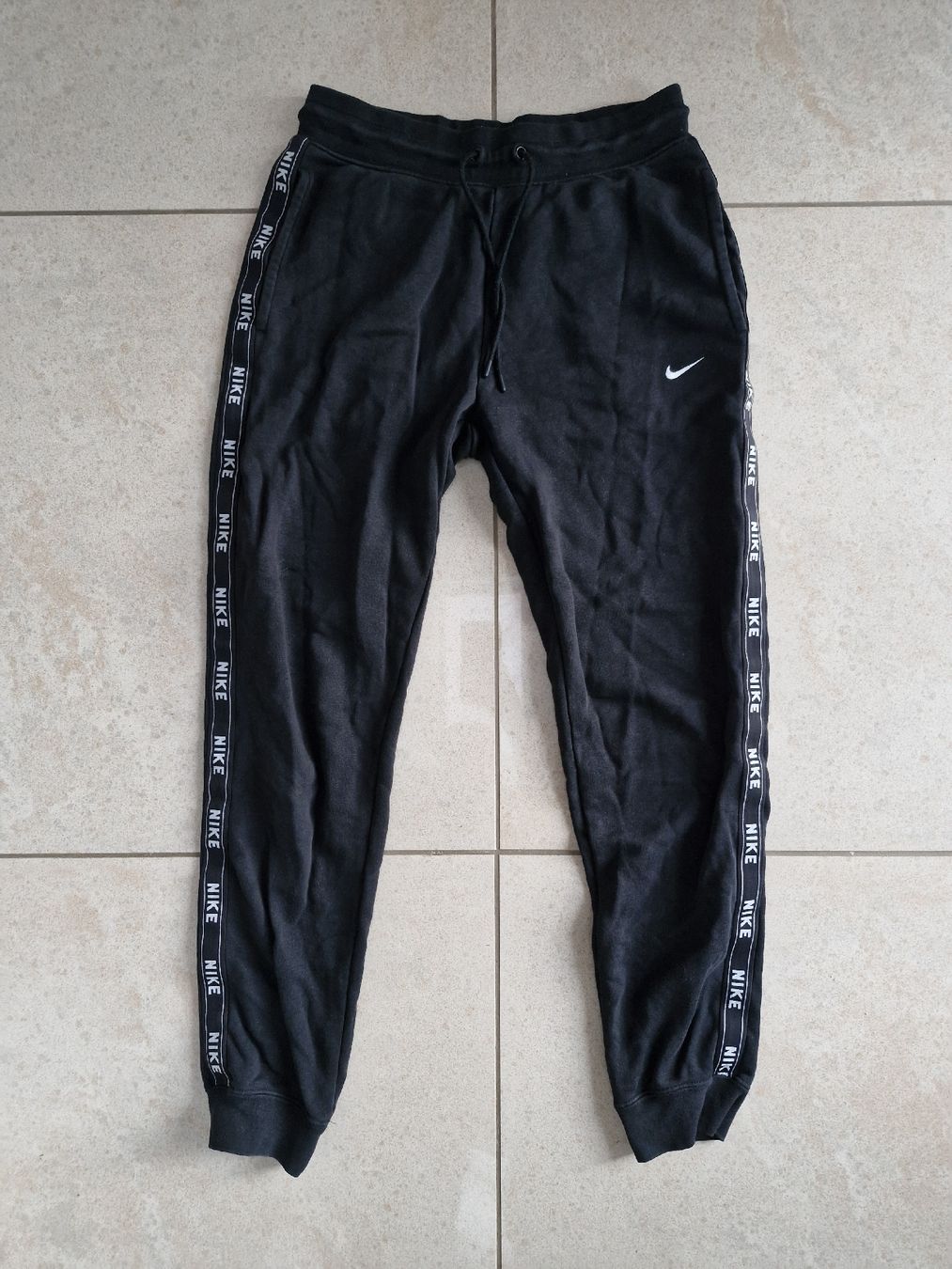 Nike Pantaloni: Nike Jogginghose schwarz - Grösse S – Usato da Balterswil venduto da and_72wd