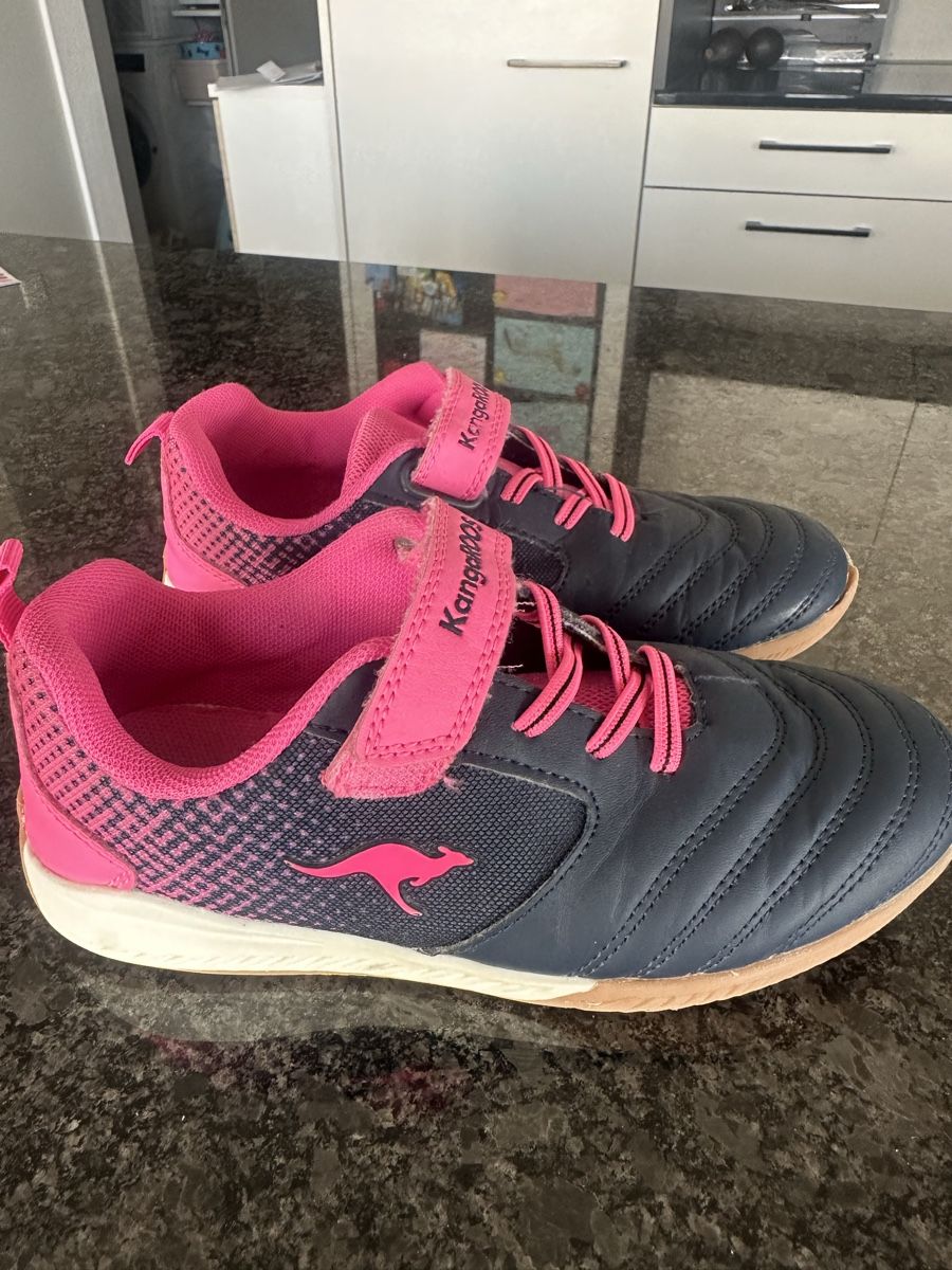 Schuhe für Mädchen: KangaROOS Hallenschuhe – Gebraucht aus Inwil von tomandjerry07