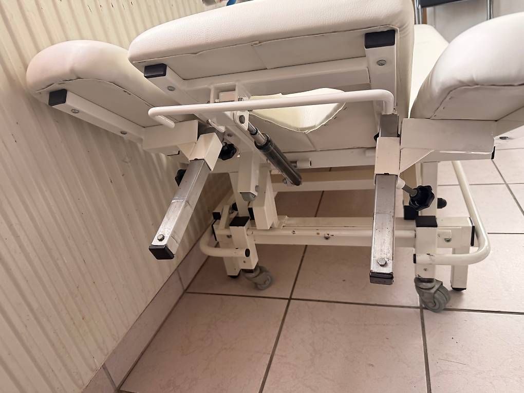 Lettini & sedie per cosmetici: Behandlungsliege / Massageliege mit verstellbarem Kopfteil – Usato da Bern venduto da bbr_jv7s 3