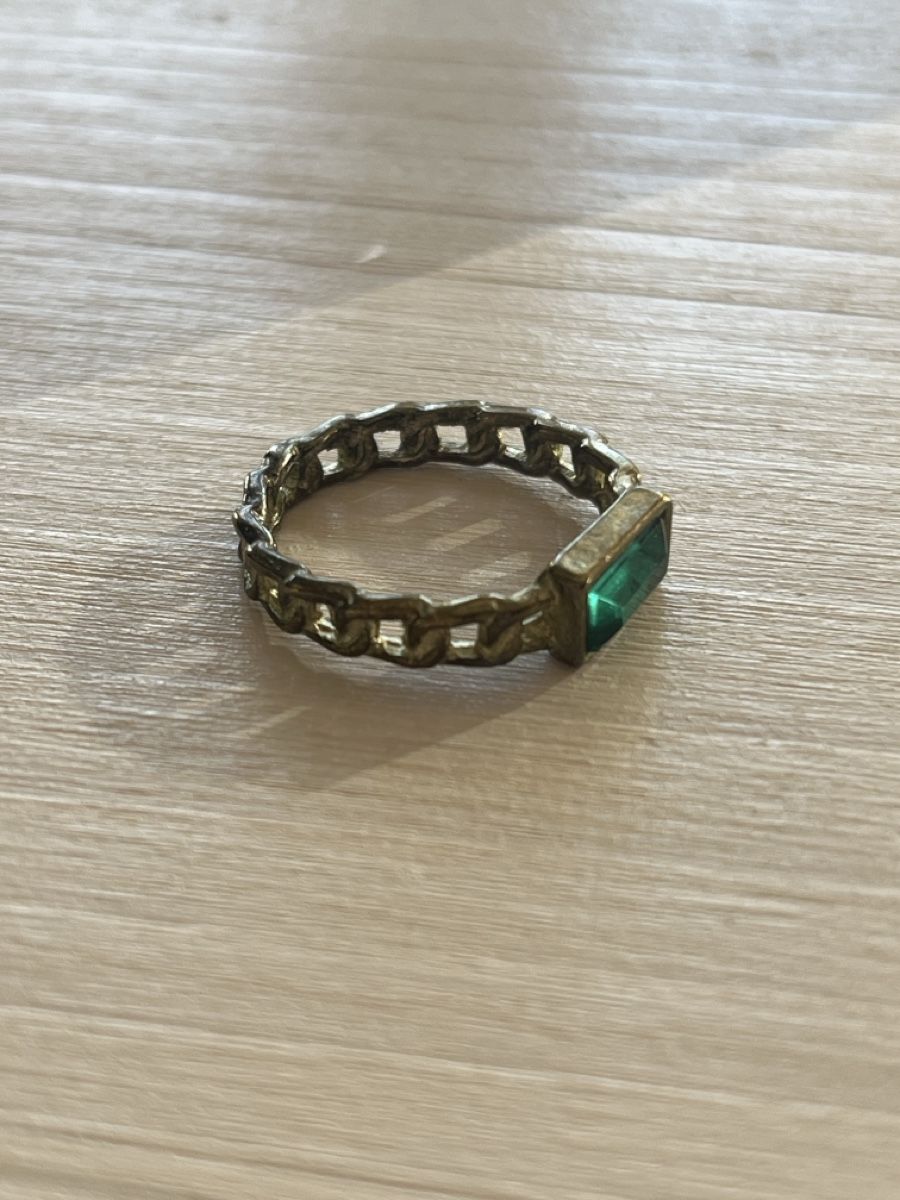 Ringe: Ring with green rectangular stone and chain band design – Gebraucht aus Hinwil von vki_z6jk 1