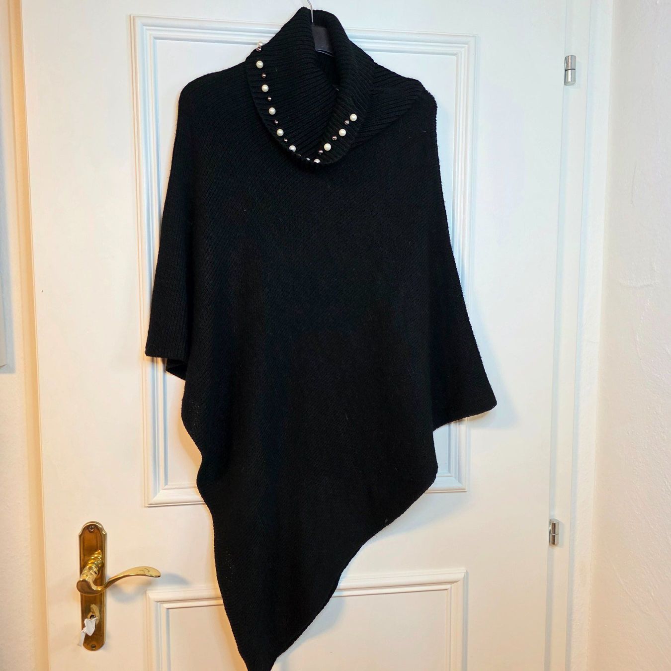 Sonstige Damenmode: Schwarzer Poncho M L asymmetrisch elegant Perlen Chic – Gebraucht aus Wald ZH von CapLux 5