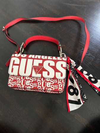 Umhaengetasche Guess rot weiss mit Logo Druck neuwertig