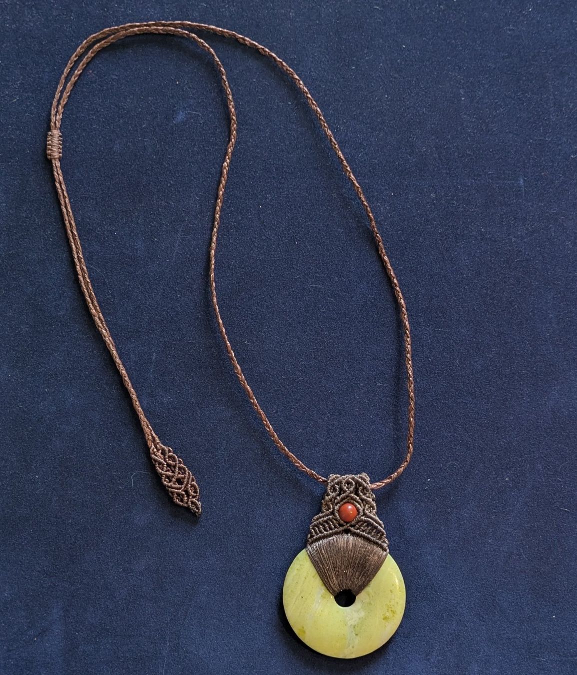 Catenine: Makramee Kette mit Lizardit Pischeibe und roter Jaspis Perle – Nuovo (secondo la descrizione) da Pfäffikon ZH venduto da Emporos_42