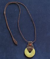 Makramee Kette mit Lizardit Pischeibe und roter Jaspis Perle