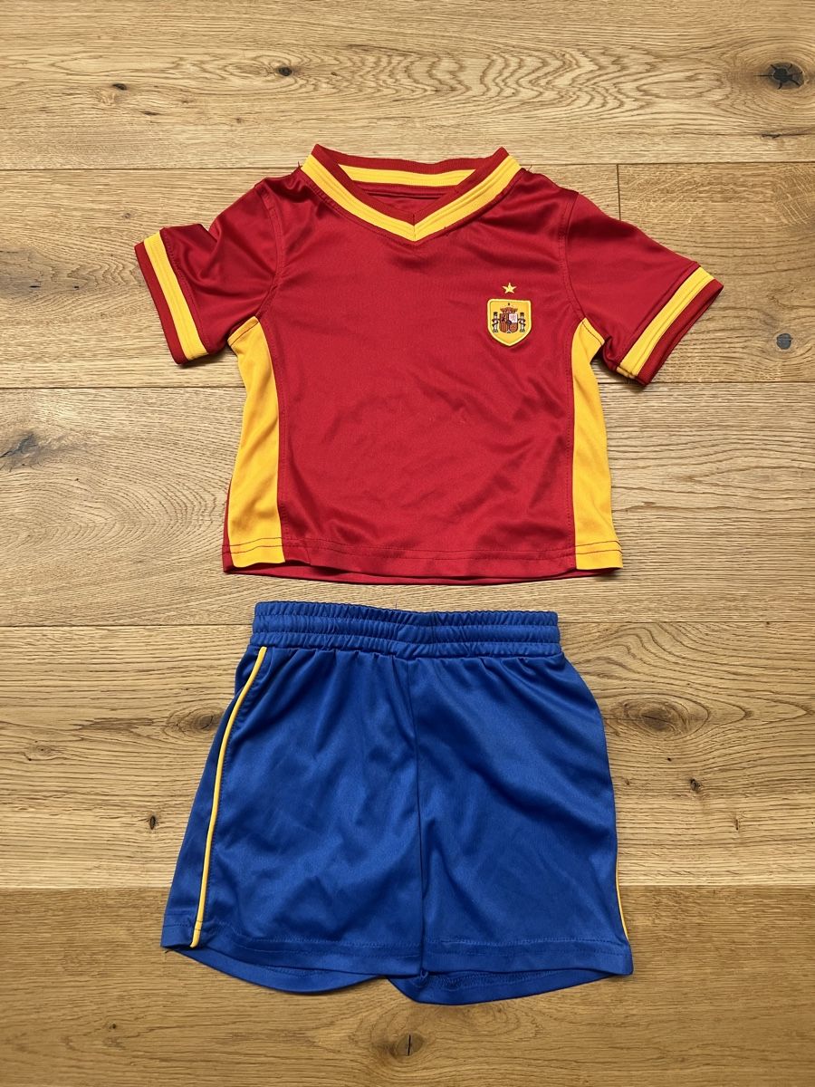Scarpe, pantaloni & magliette da ginnastica: Spanien Dress Gr. 104 – Usato da Stans venduto da Jaeseli