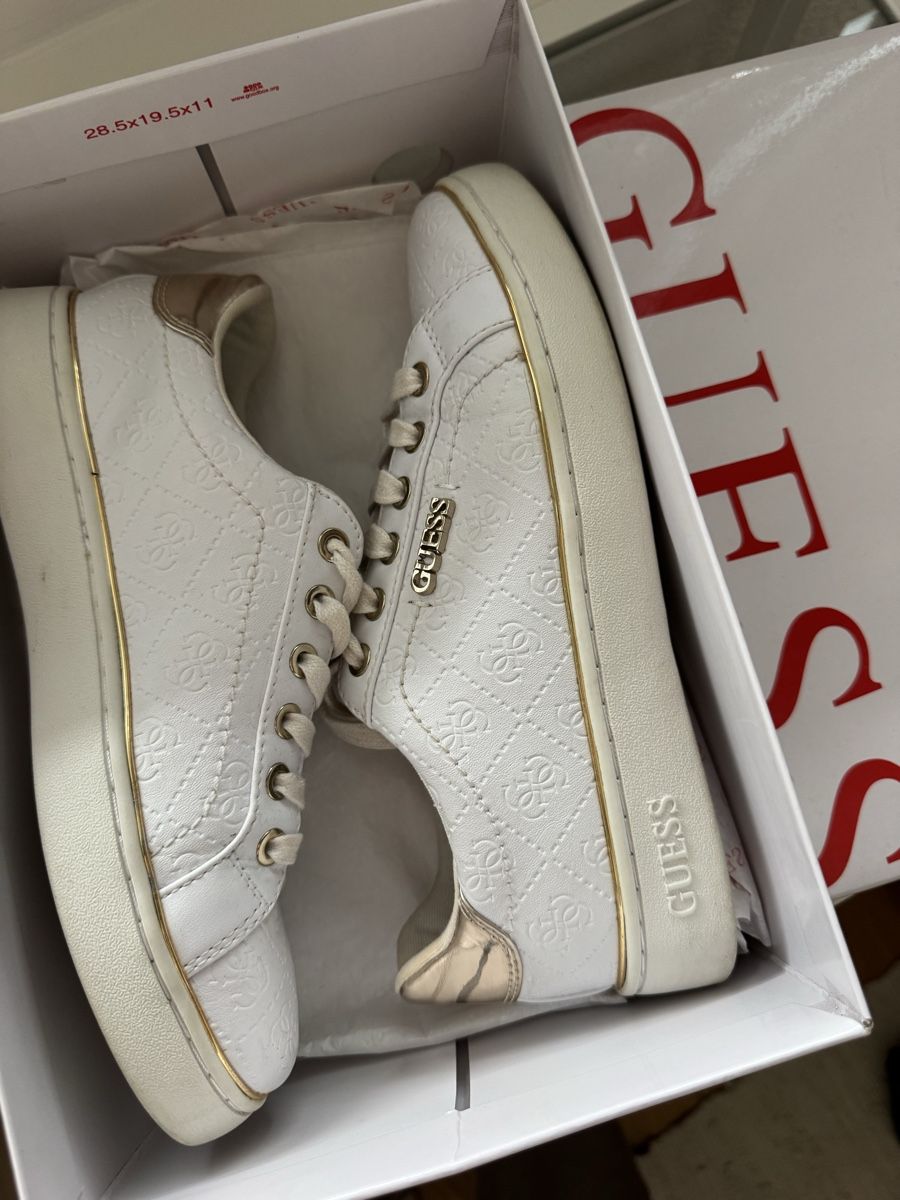 Guess Damenschuhe: Guess Sneaker weiss goldfarben  – Gebraucht aus Glattbrugg von lsc_kgb9 1