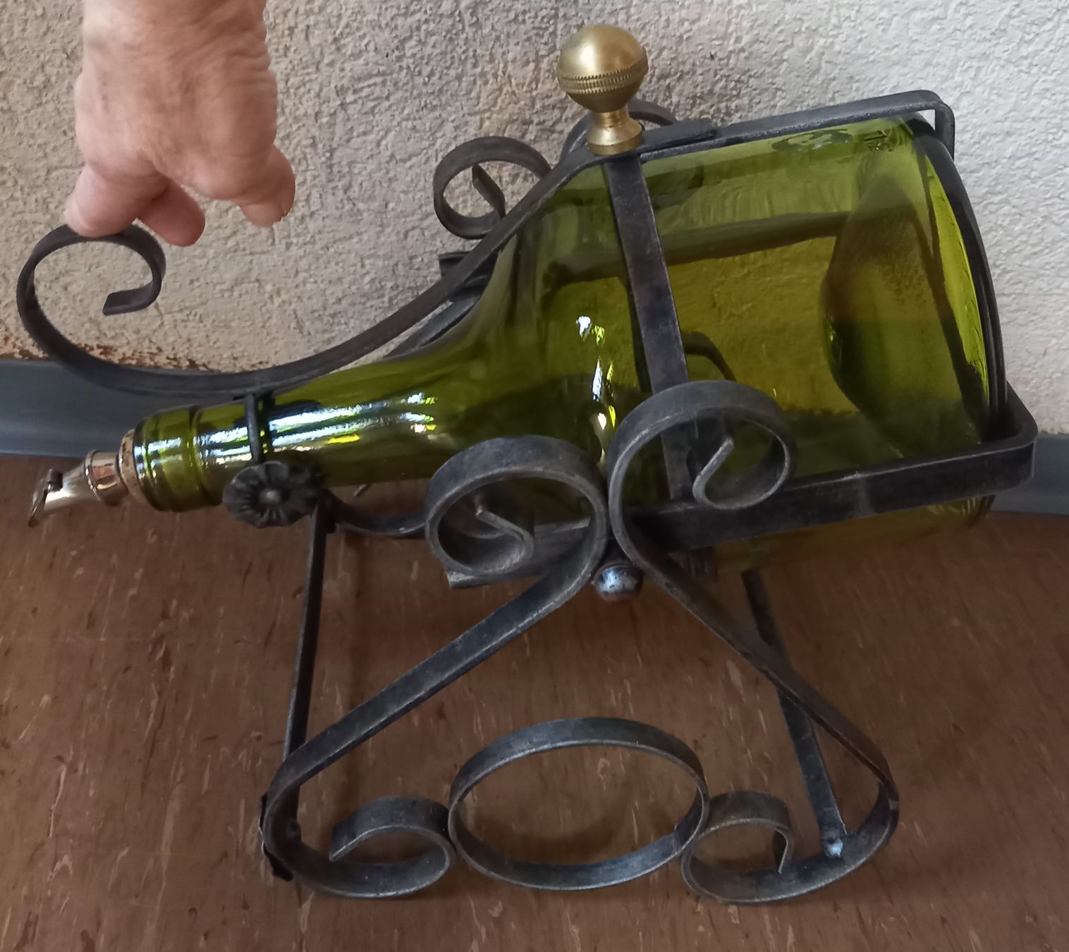 Portabottiglie: Schmiedeisen-Gestell mit Schnapsflasche; 3lt – Usato da Marbach LU venduto da Ilrebo 2