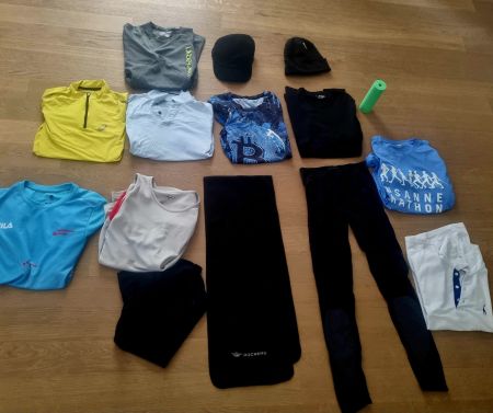 (Sport)bekleidung Herren Mix T-Shirts Hosen Mütze Kap...