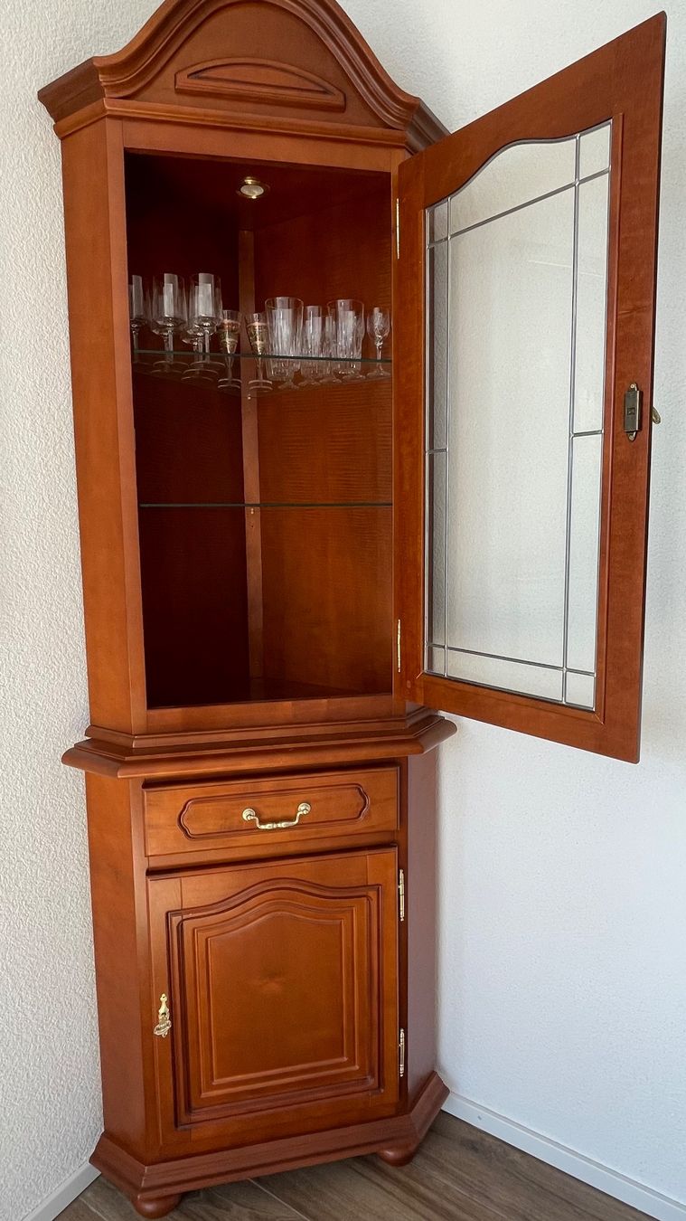 Vitrinen: Klassische Eckvitrine mit Beleuchtung – Kirschbaum – Gebraucht aus Wettswil von MoeLu 3