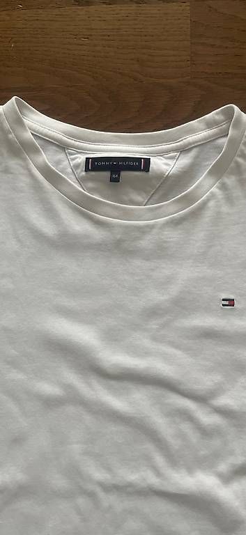 Camicie, T-shirt & Polo: 2 schöne Tommy Hilfiger Shirts Kinder – Usato da Buochs venduto da Top34 2