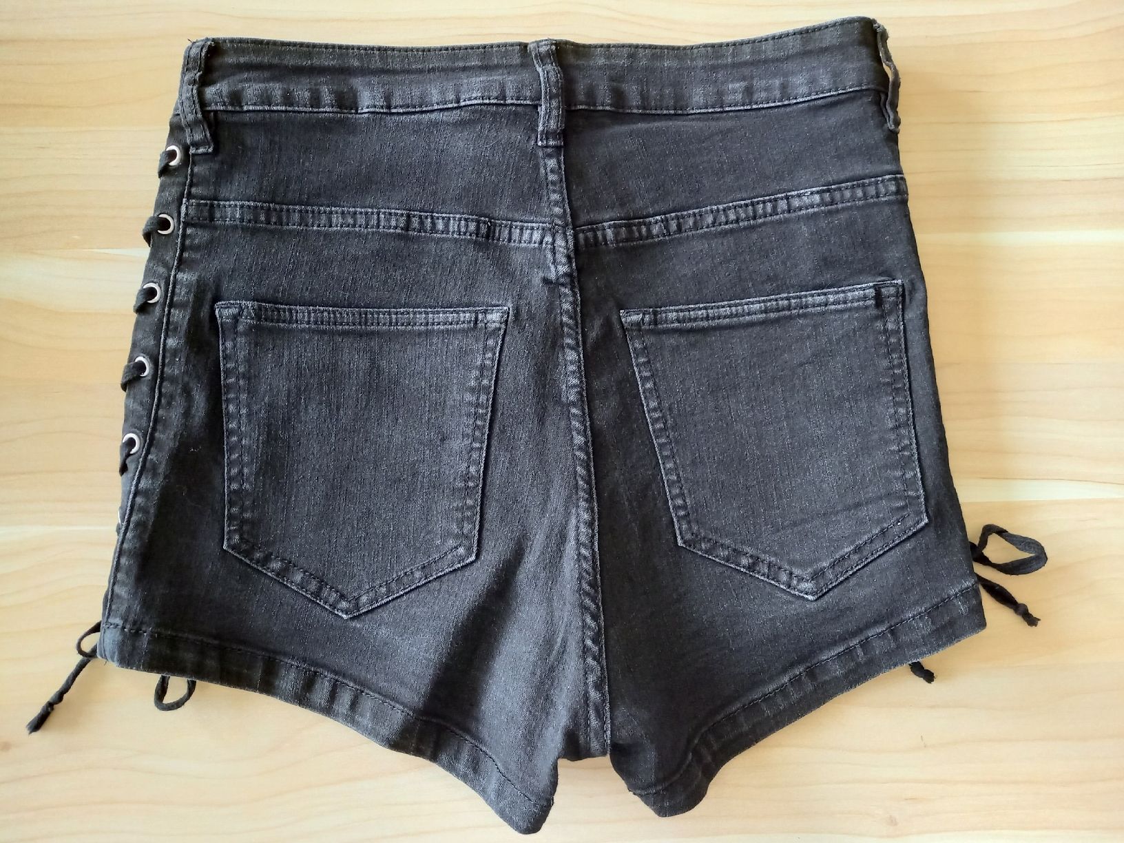 Jeans: Schwarze Jeansshorts in ca Grösse 34 – Usato da Obernau venduto da Corolli 1