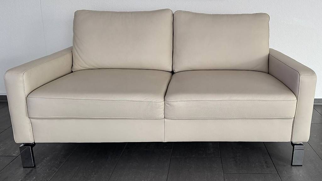 Sofas: Echtleder Zweier-Sitz-Sofa Beige – Gebraucht aus Muhen von Hjresi