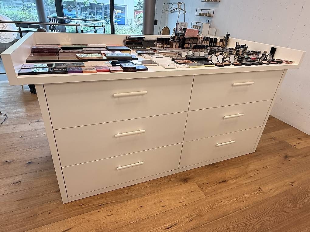 Allestimento di negozi e stand fieristici: Korpus – Usato da Luzern venduto da e_r_s98p 3