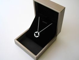 Pendentif Louis Vuitton Empreinte en Or Blanc 18 carats.