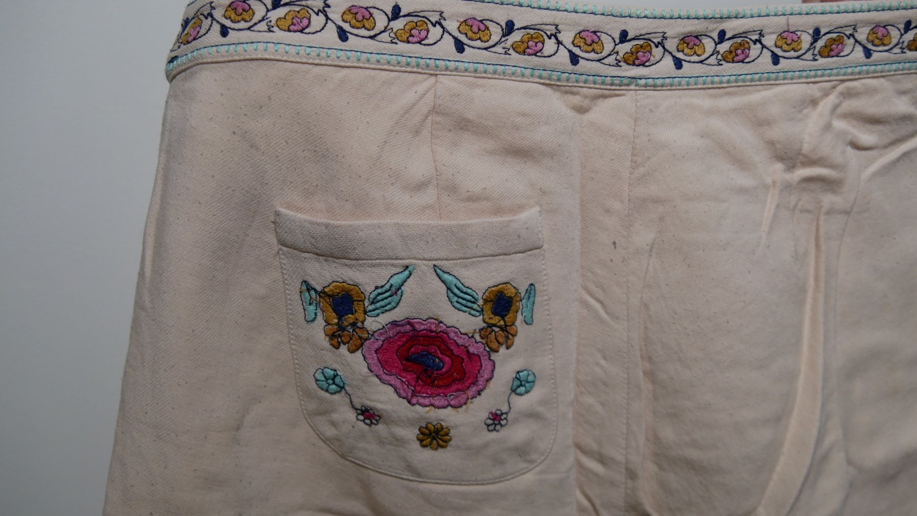 Mango Pantaloni: Mango Shorts kurze Hose Bestickung Stickmuster Blumen – Usato da Zürich venduto da julia_vina 2