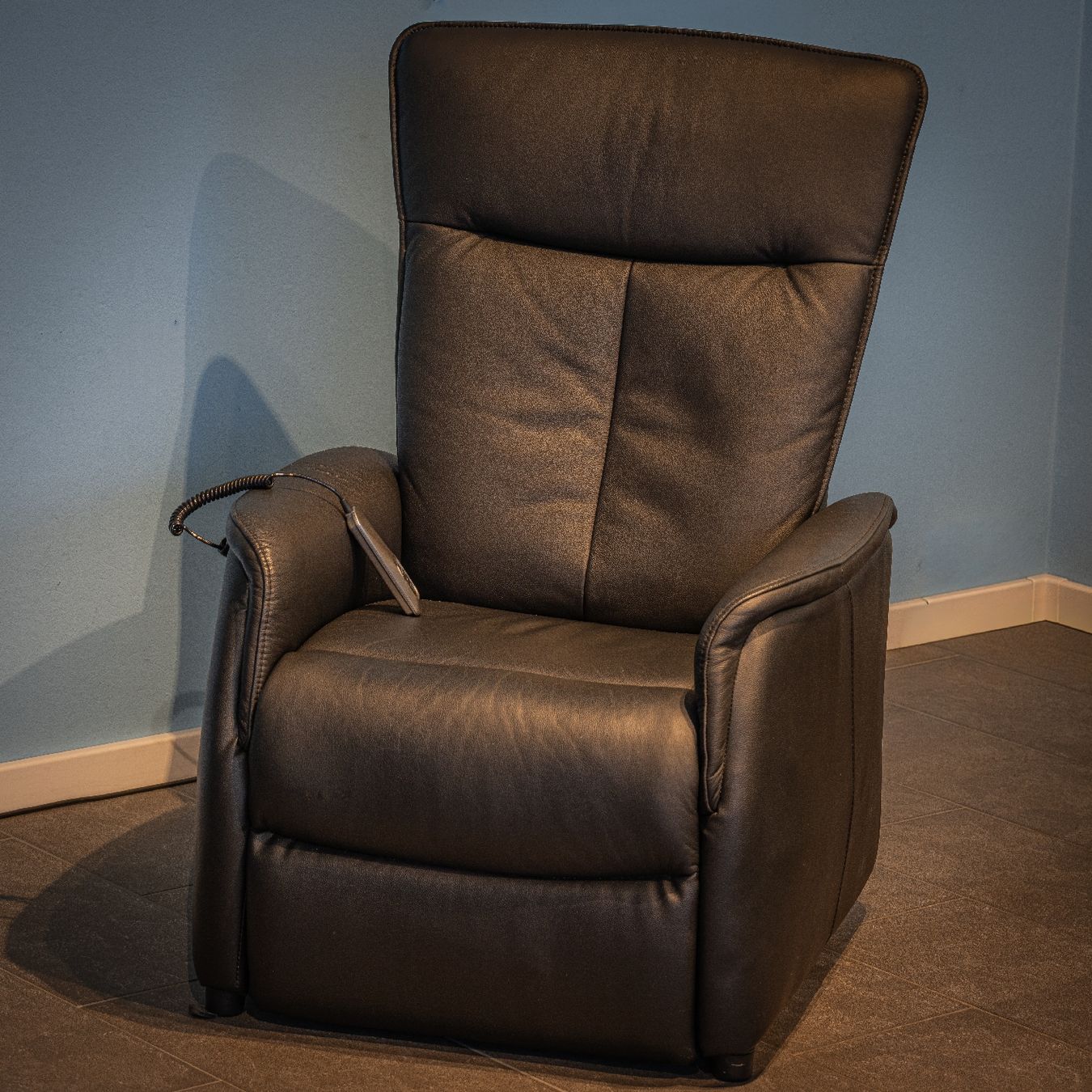 Fauteuils: Relaxsessel elektrisch aus echtem Leder mit Aufstehhilfe – D'occasion à Pieterlen par Tollot