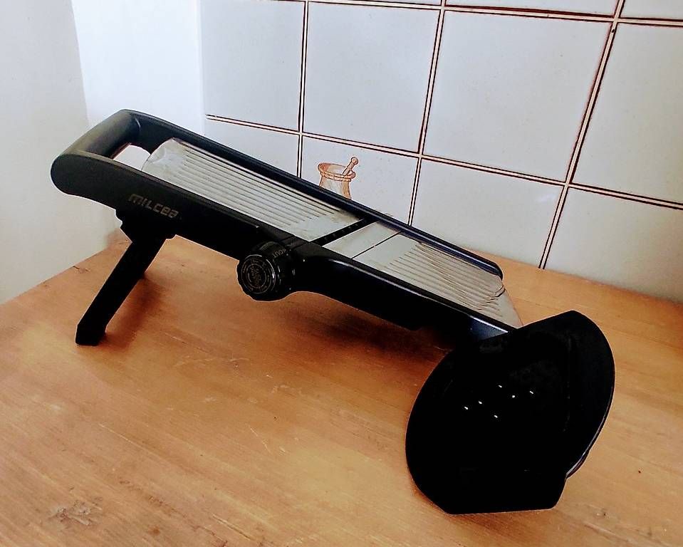 Komplettküchen: Mandoline plusieurs épaisseurs et julienne – Gebraucht aus Vevey von con_dwl8