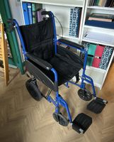 Fauteuil roulant pliable bleu, presque neuf, léger!
