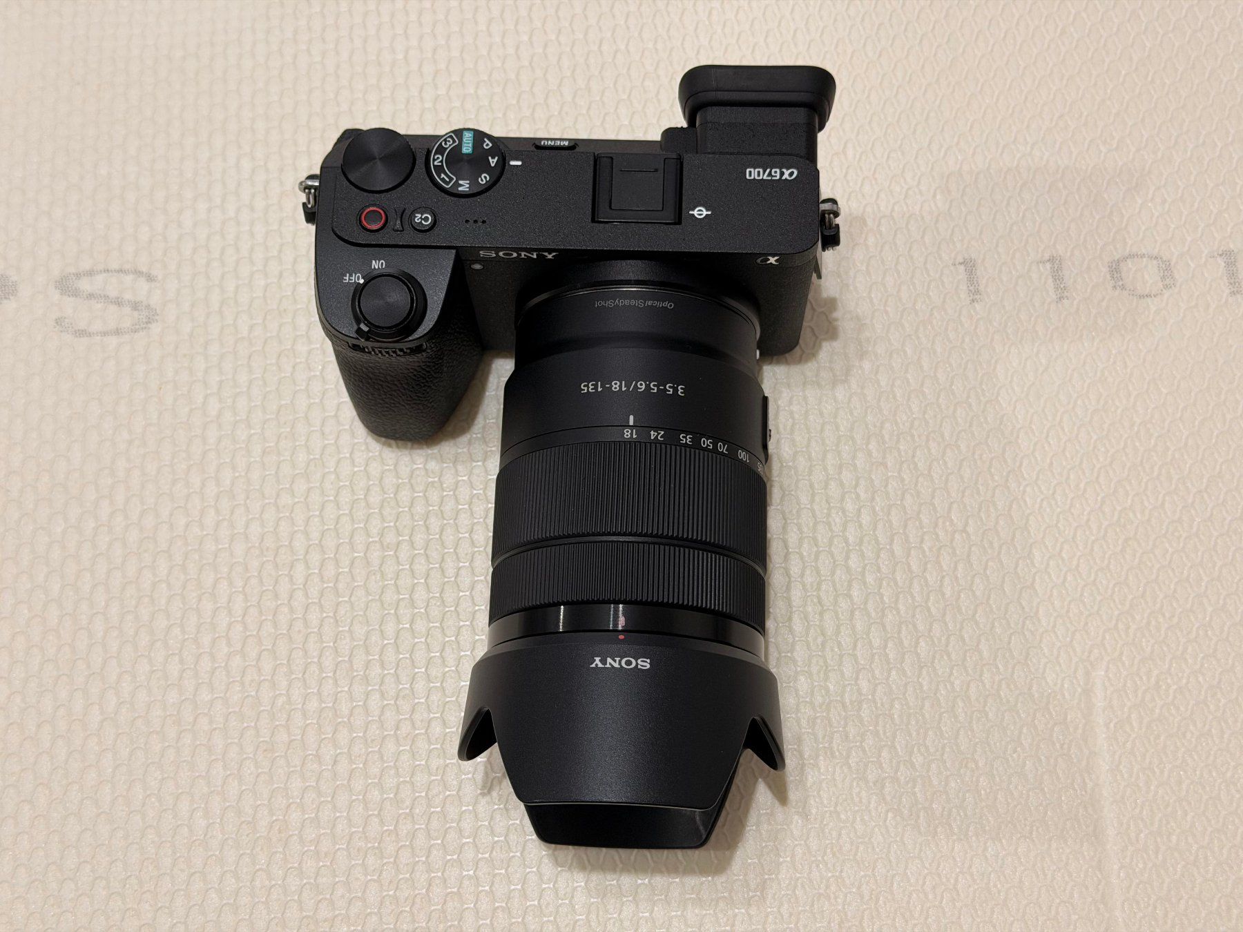 Sony Fotocamera: Sony A6700 + 18-135mm – Nuovo (secondo la descrizione) da Geroldswil venduto da pix_c97j