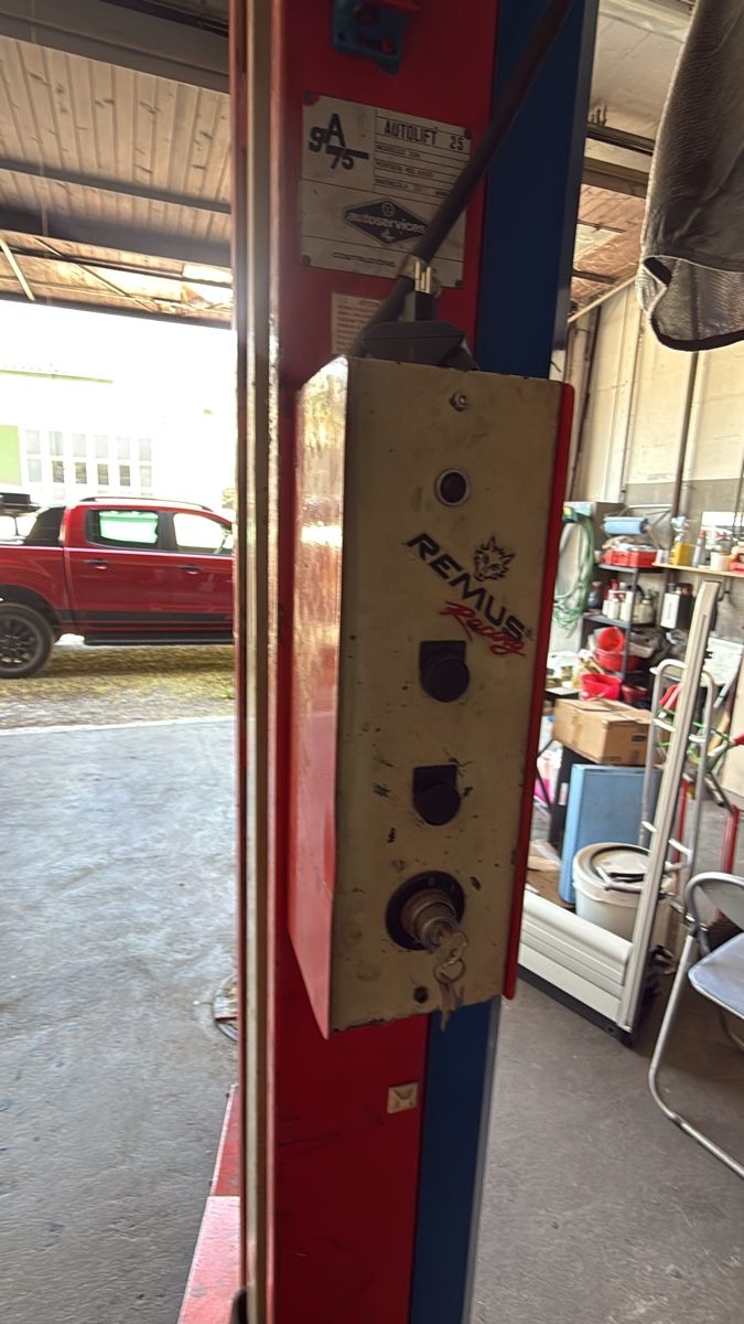 Ponts élévateurs & Crics: Autolift 2 Säulen – D'occasion à Wettingen par Redarrow 3