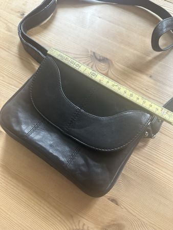 Schwarze Ledertasche.