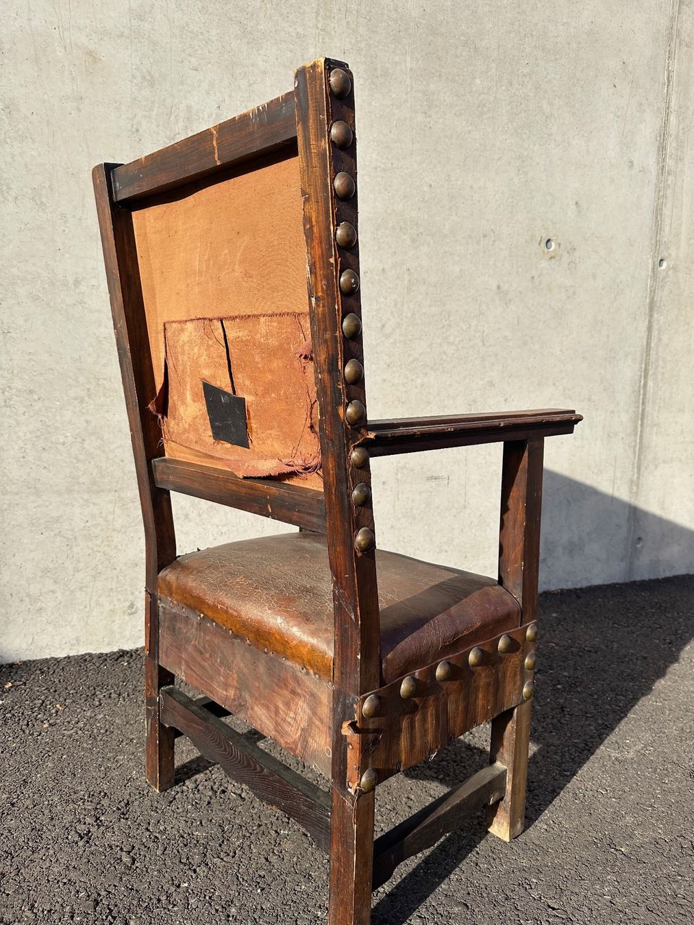Poltrone: Beeindruckender Thronsessel, Leder & Messing  Toller, antike – Usato da Laufenburg venduto da industrial-silence 7