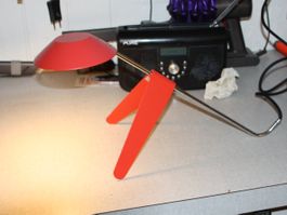 DESIGNER TISCH LAMPE ROT MIT LED BIRNE