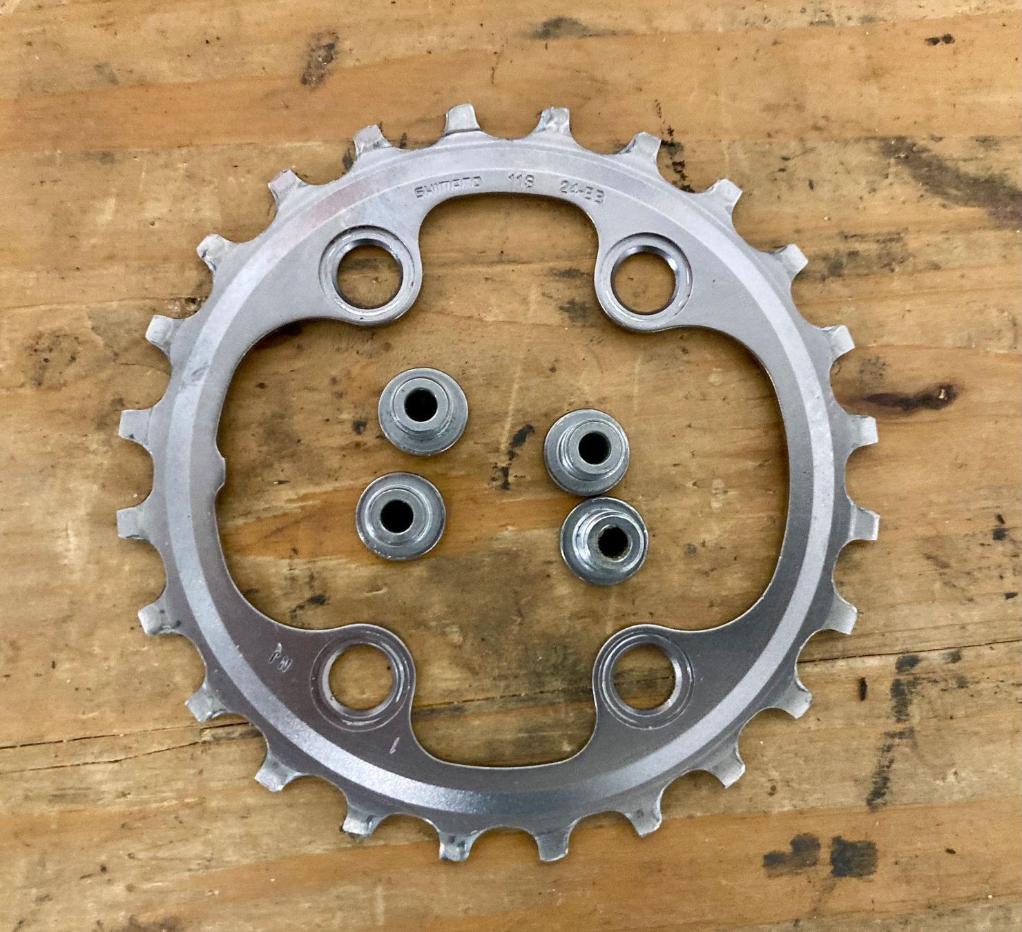 Pezzi di ricambio: Plateau Shimano 24 dents avec vis – Usato da Cousset venduto da xgi_c7z6