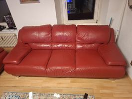 Zwei rote Echtledersofas, Duo Aktion