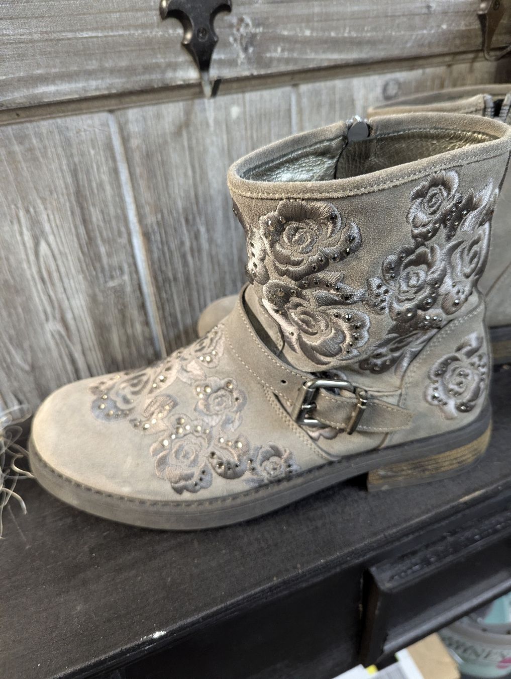 Scarpe da donna: Stiefelette kaki bestickt 38 – Usato da Bettlach venduto da Costmiri 1
