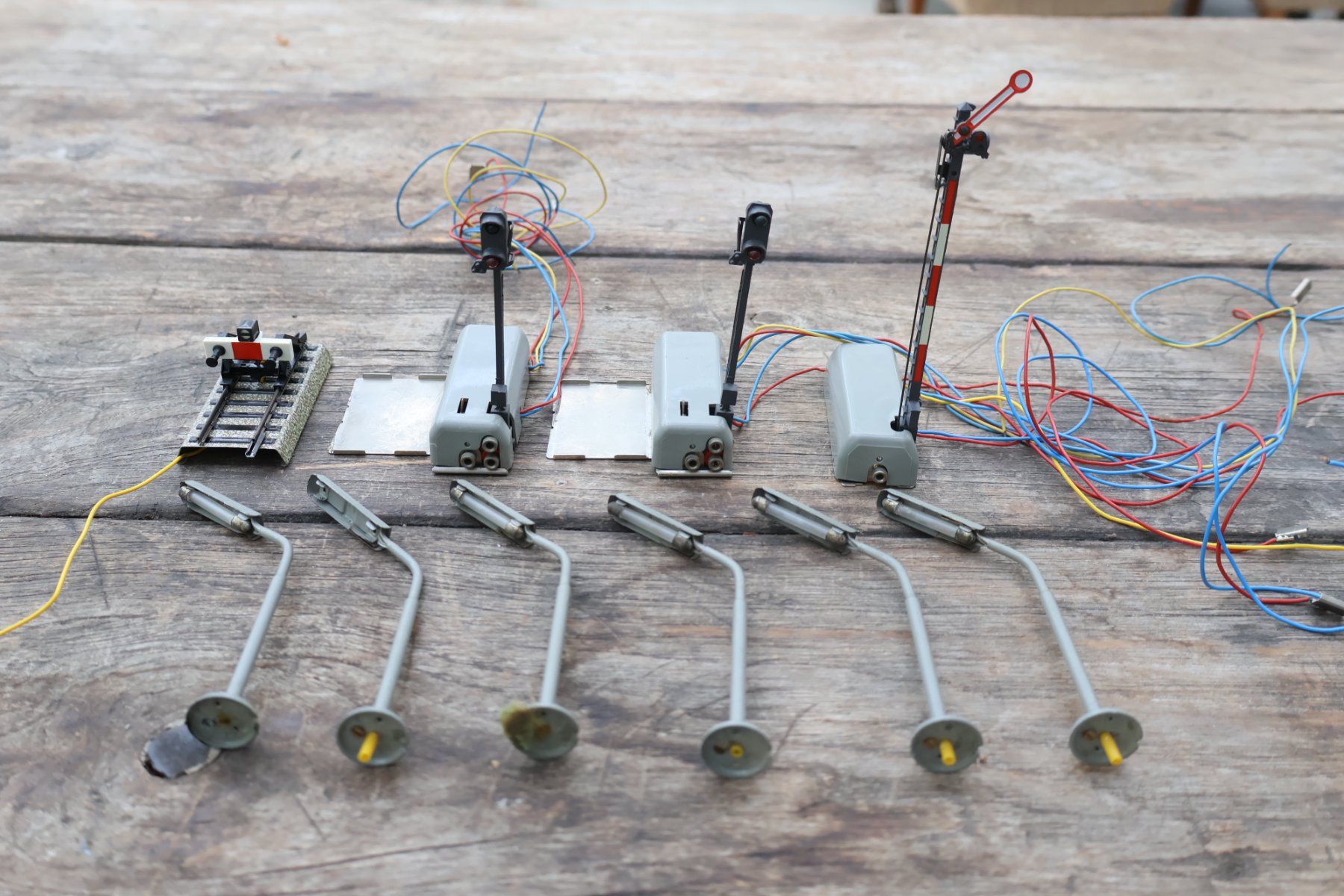 Märklin Modellini di ferrovie: Märklin 10 x Signal/Laterne/Prellbock Set - H0 – Usato da Winterthur venduto da Monstera 4