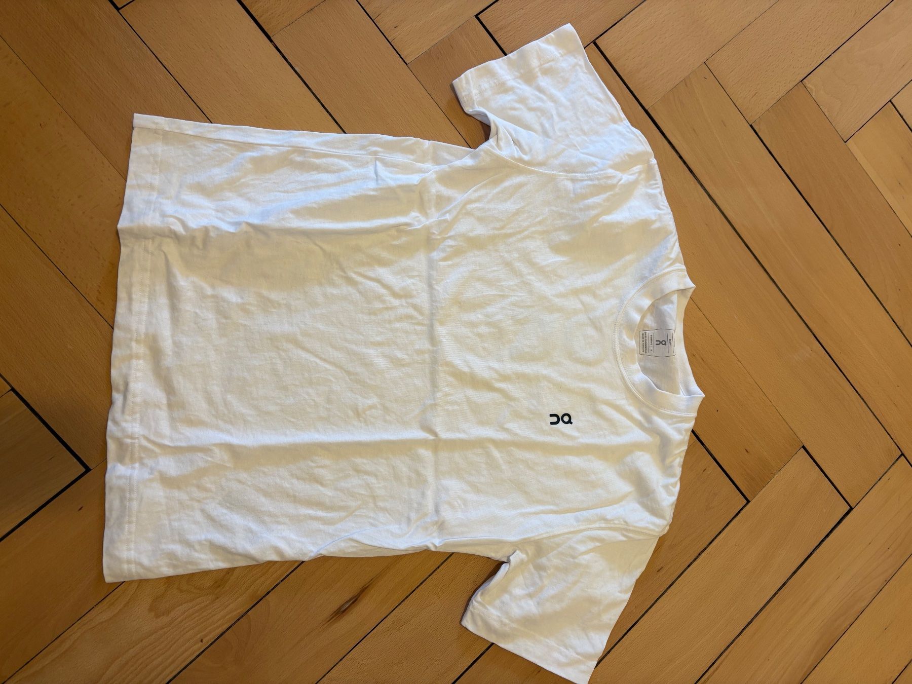 On T-shirt: On Club-T – Nuovo (secondo la descrizione) da Zürich venduto da lau_t7r7