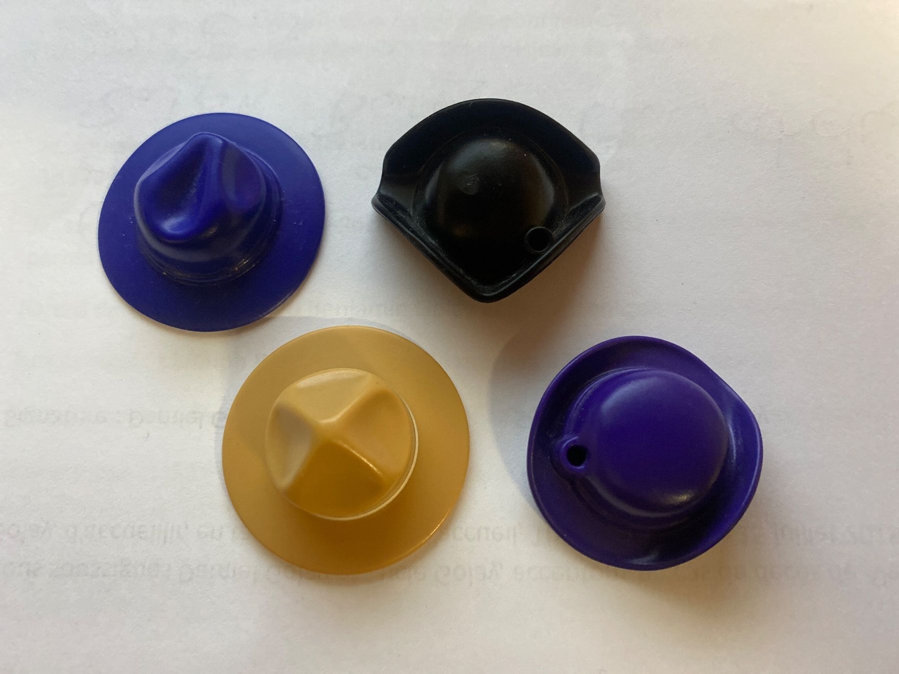 Playmobil Giocattoli: Lot de 4 chapeaux - playmobil – Usato da Le Brassus venduto da cinema13